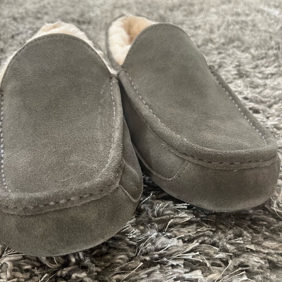 Uggs men’s slippers - Picture 3 of 5